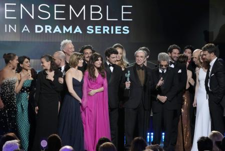 F. Murray Abraham acepta el premio al mejor reparto dramático con el resto de sus compañeros de 'The White Lotus'.