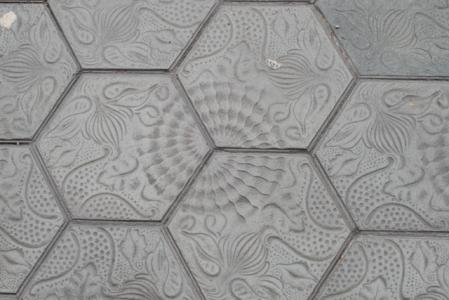 Losas inspiradas en la obra de Gaudí, en Paseo de Gracia.