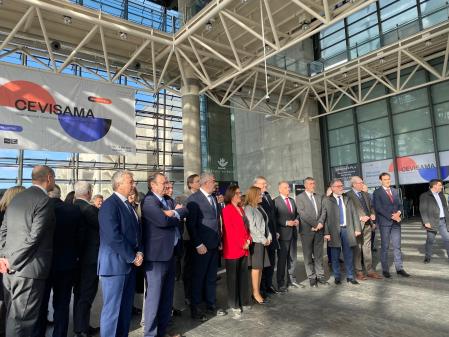 Autoridades y representantes del sector posan esta mañana ante la entrada de Cevisama