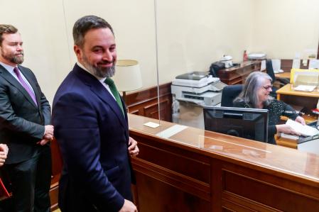 Santiago Abascal, junto a otros miembros de Vox, al registrar la moción de censura