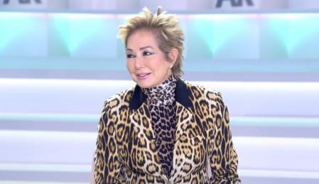 Ana Rosa Quintana vestida con un estampado de leopardo.