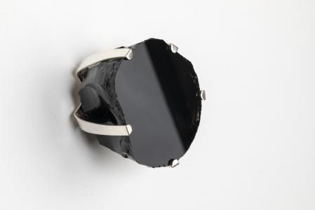 Espejo de obsidiana. Replica el primer espejo de hace 8.000 años, con engarce plateado a modo de piedra preciosa