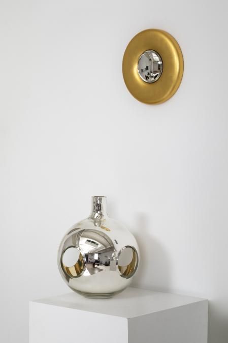 Jarrón con espejo convexo. Remite a los espejos de la antigua Roma de reflejo algo distorsionado