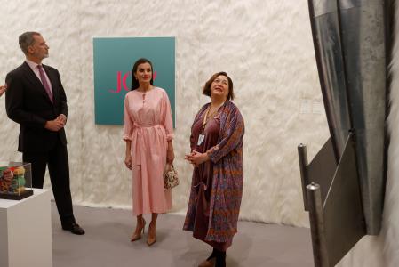 Letizia, junto al Rey, en la inauguración de Arco, donde lució un vestido rosa de tejido brillante, diseño de Moisés Nieto