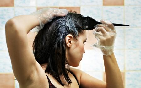 Teñir el cabello para tapar las canas.