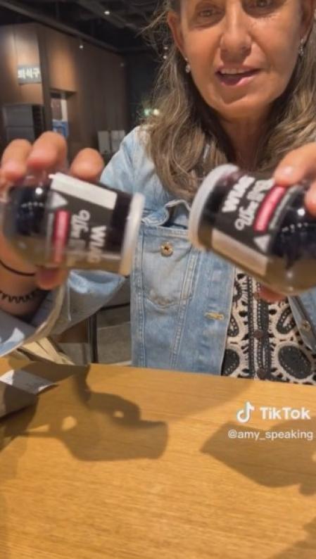 Dos españolas piden una copa de vino en Corea