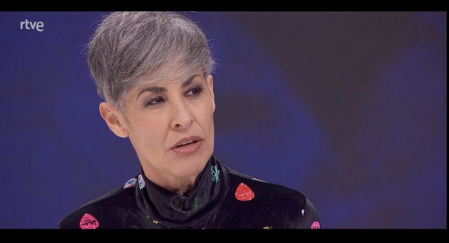 Nina le da una explicación a María Casado de su problema con la voz