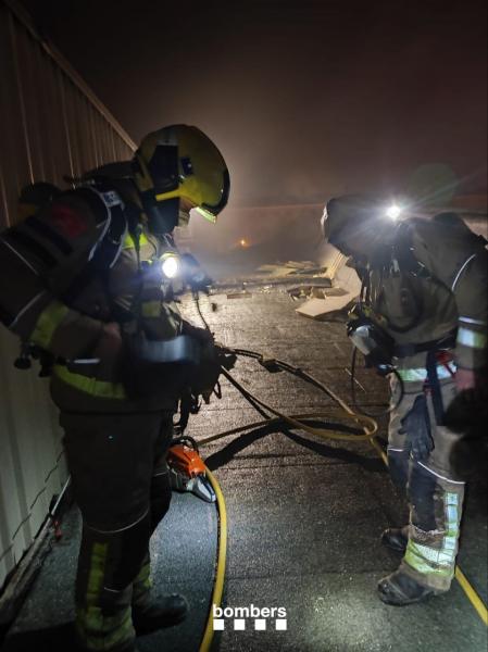 Los Bombers han dado por controlado el virulento incendio esta madrugada.