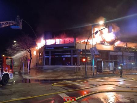 El fuego calcinó completamente el taller mecánico del concesionario y afectó también a un centro de formación contiguo.