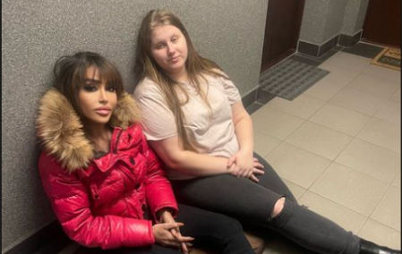 Johansson y Faustyna esperando en Polonia.