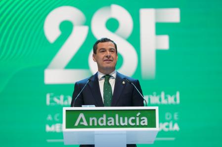 Juan Manuel Moreno Bonilla, durante el acto institucional del 28F en el Teatro de la Maestranza de Sevilla