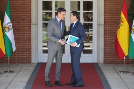 Pedro Sánchez recibe a Moreno Bonilla en la Moncloa en 2022