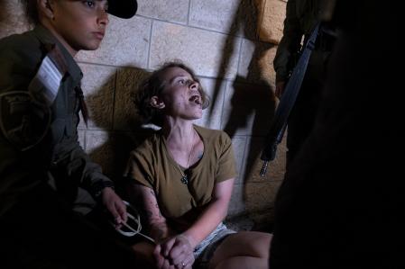La policía esposa a una mujer israelí detenida en una protesta cerca de la residencia del presidente contra los planes del nuevo gobierno del primer ministro Benjamin Netanyahu para reformar el sistema judicial, en Jerusalén, el miércoles 1 de marzo de 2023. (Foto AP/Maya Alleruzzo)