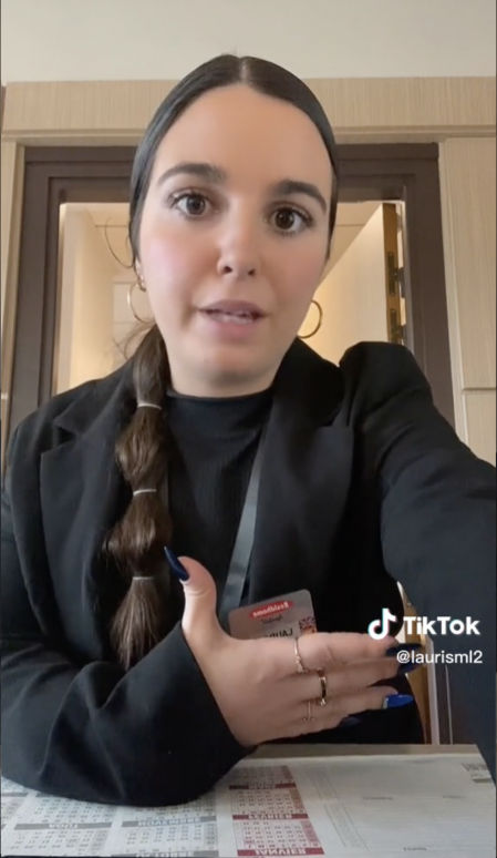 A pesar del comportamiento del huésped la joven puso su mejor cara