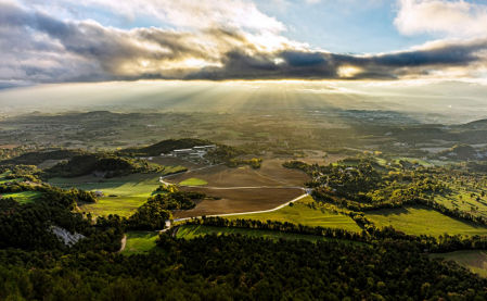 Un sol que se escapa en rayos entre las nubes e ilumina la llanura, el 4 de noviembre de 2022.