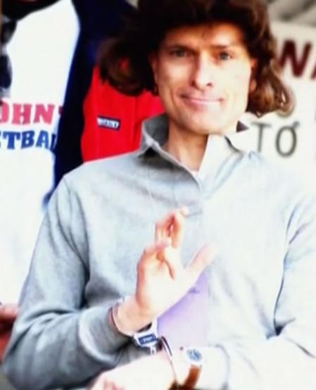 Hadden Clark con peluca