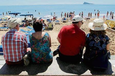 Jubilados, en la playa de Benidorm