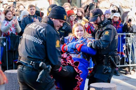 La policía se lleva a los activistas durante una protesta contra un parque eólico que, según dicen, obstaculiza los derechos de los indígenas sami a criar renos en el Ártico noruego, en Oslo, el jueves 2 de marzo de 2023.