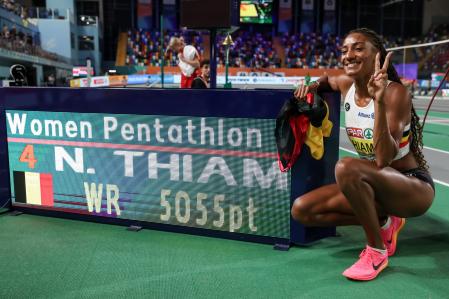 Nafissatou Thiam, junto a su récord del mundo del pentatlón, este viernes en Estambul