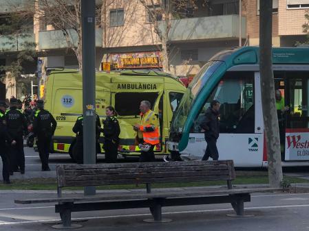 Siete personas han necesitado asistencia tras el choque entre un tranvía y una ambulancia del SEM