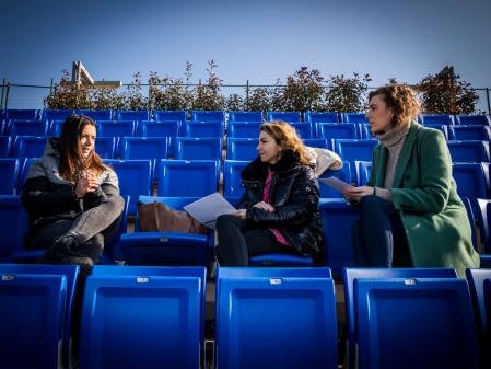 Aitana Bonmatí atiende a 'Guyana Guardian' este sábado en la ciudad deportiva