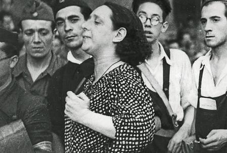 España La Mancha Castilla Toledo: Guerra Civil Española Parlamentarios del Frente Popular Francés apoyando al gobierno del Frente Popular (Republicanos) en España: Margarita Nelken entre los sitiadores del Alcázar de Toledo; a la derecha el presidente de 'Amigos de España en París' - alrededor del 25 de agosto de 1936 -