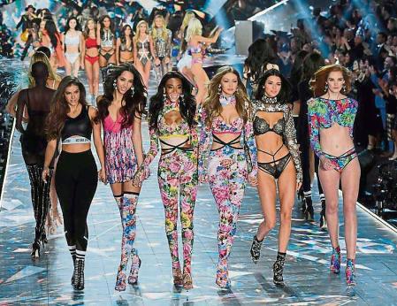 (FromL) Hungarian model Barbara Palvin, Dutch model Yasmin Wijnaldum, Canadian model Winnie Harlow, US model Gigi Hadid, US model Kendall Jenner and British model Alexina Graham walk the runway at the 2018 Victoria's Secret Fashion Show on November 8, 2018 at Pier 94 in New York City. - Every year, the Victoria's Secret show brings its famous models together for what is consistently a glittery catwalk extravaganza. It's the most-watched fashion event of the year (800 million tune in annually) with around 12 million USD spent on putting the spectacle together according to Harper's Bazaar. (Photo by Angela Weiss / AFP)
