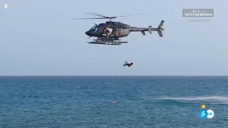 Momento en que Bosco, sobrino de Pocholo, salta del helicóptero de 'Supervivientes 2023' haciendo una acrobacia