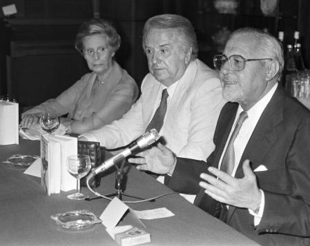Mercedes Formica (i) y el editor Jose Manuel Lara (c) presentando un libro de Torcuato Luca de Tena en Madrid, 1983.