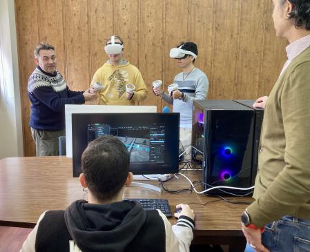 Juan Agüí Martín (profesor) y alumnado del Equipo Curri, desarrollando el Simulador