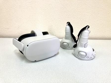 Visor Meta Quest 2 junto a controladores Touch con cubierta de agarre y protección contra golpes