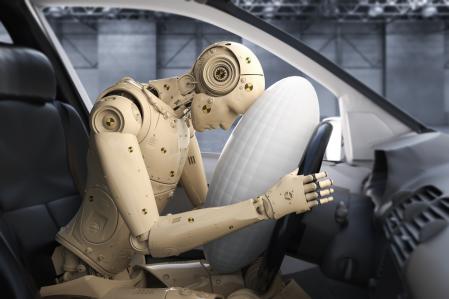 El airbag del volante amortigua el impacto del 'dummie' en las pruebas de choque de un coche&nbsp;