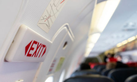 Imagen de archivo de una salida de emergencia de un avión.