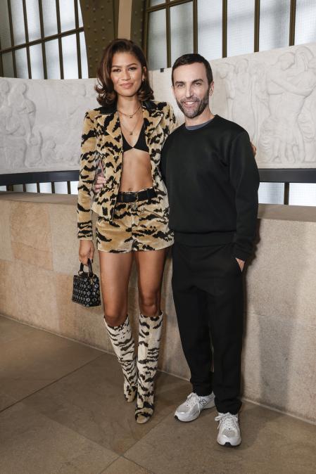 Zendaya junto al diseñador Nicolas Ghesquière en el desfile de Louis Vuitton en la Semana de la Moda de París