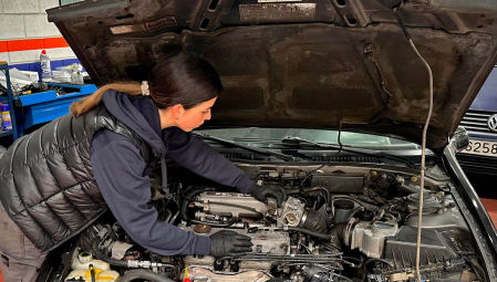 Irati Etxandi repara un coche en el taller familiar de San Sebastián&nbsp;