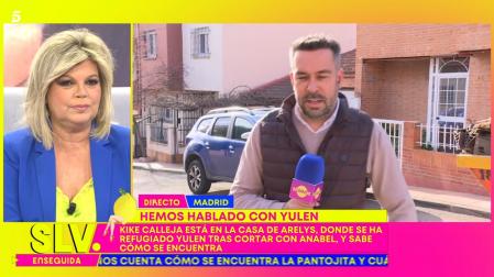 Kike Calleja frente a la casa de Arelys Ramos, madre de Yulen Pereira