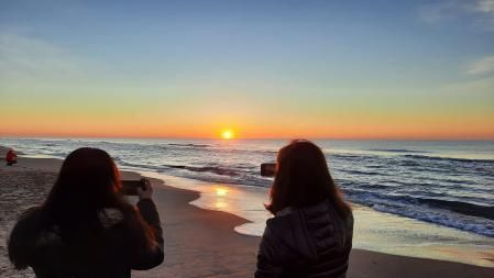 Mujeres fotógrafas al amanecer en la playa de Gavà.