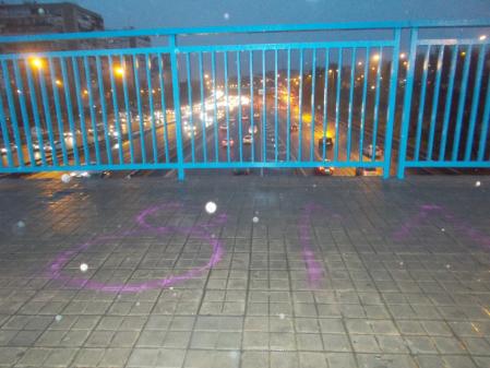 Pintada del 8-M sobre el puente de la M-30.