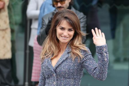 Penélope Cruz estrenó nuevo color de pelo para el desfile de Chanel en la Semana de la Moda de París