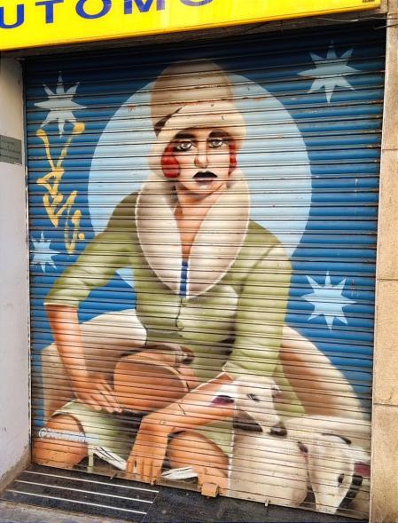 La mujeres en las persianas de la ciudad de Barcelona.