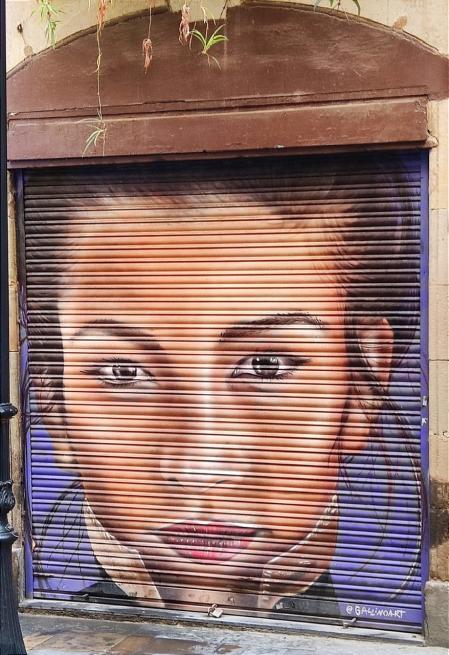 La mujeres en las persianas de la ciudad de Barcelona.