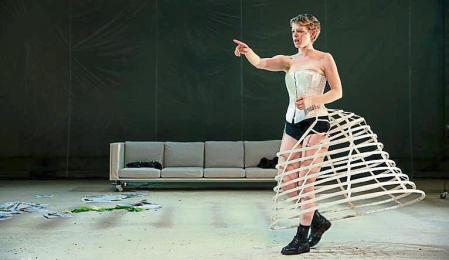 Un moment de l'obra 'Bovary', amb text de Michael De Cock i dirigida per Carme Portaceli