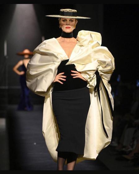 Eva Herzigova en el desfile de Schiaparelli en la Semana de la Moda de París