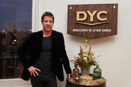 Manu Baqueiro ha sido invitado por Whisky DYC para vivir la experiencia que la destilería de Segovia ha organizado con motivo del día del Padre