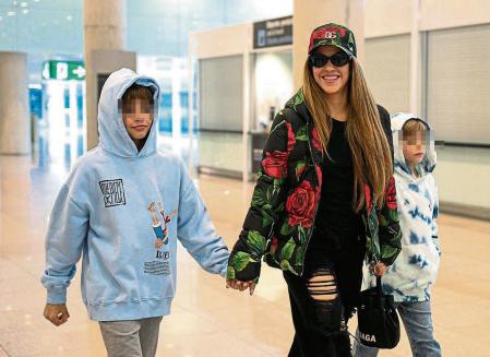 Shakira con sus hijos Milan y Sasha en el aeropuerto de Barcelona