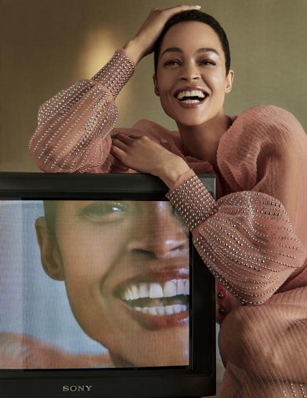 Tejidos vaporosos. Conjunto de top y falda de rejilla de color rosa palo con delicadas aplicaciones metálicas firmado por Paco Rabanne