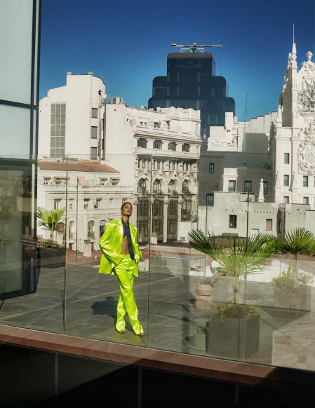 Traje satinado enverde neón combinado con una camisa elástica de Sportmax y unas sandalias de Carolina Herrera NY