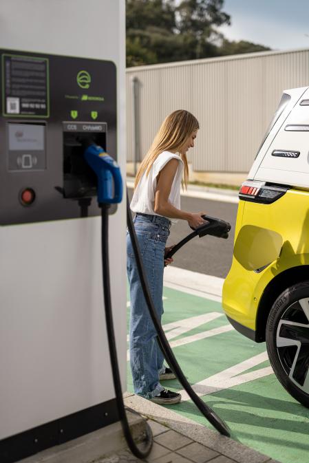 Cuenta con una capacidad máxima de carga de 170 kW. De esta forma, es posible pasar del 5 al 80% de batería en apenas 30 minutos&nbsp;