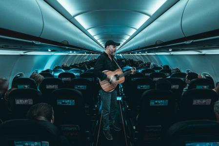 Steve Young amenizando el vuelo en busca de auroras boreales