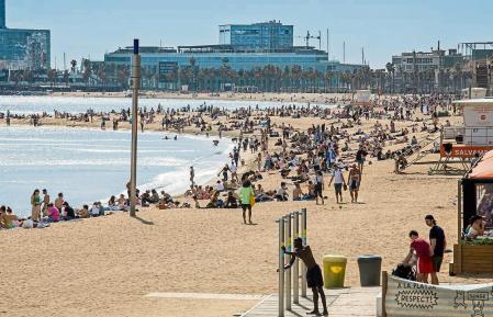 LAS ALTAS TEMPERATURAS DEL FIN DE SEMANA DE MARZO INVITAN A LA GENTE A DISFRUTAR DEL SOL JUNTO A LA PLAYA D ELA BARCELONETA
